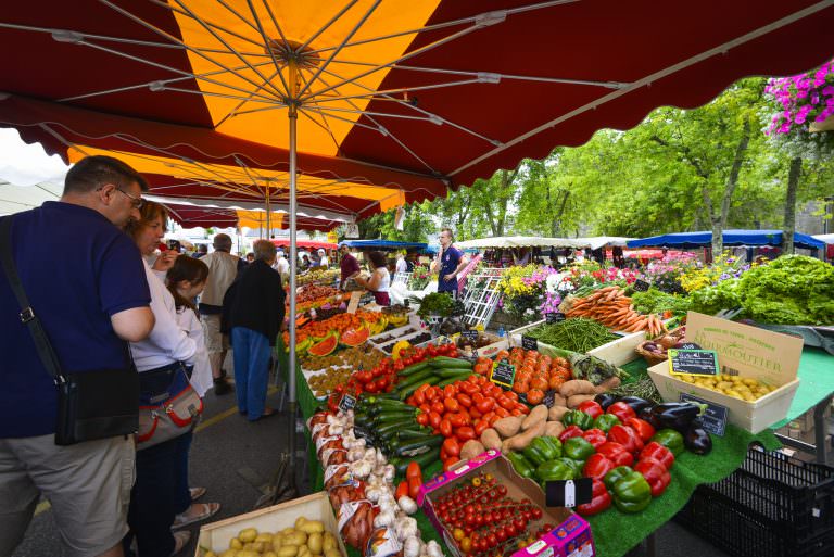 Étals de fruits et légumes