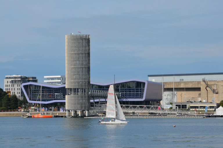 Vue du plan d'eau devant Lorient La Base, avec la Cité de la Voile Eric Tabarly depuis Larmor-Plage (Morbihan)