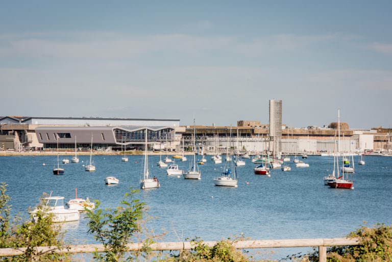 Vue du plan d'eau devant Lorient La Base, avec la Cité de la Voile Eric Tabarly (Morbihan)