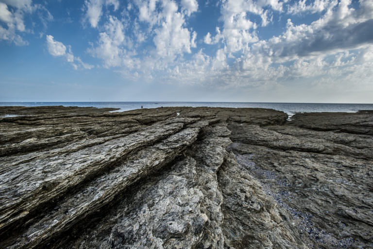 plateau de schiste bleu ou glaucophane de la pointe des chats ile de groix