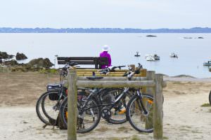 Pause vélo sur la voie verte du littoral à Ploemeur (Morbihan)