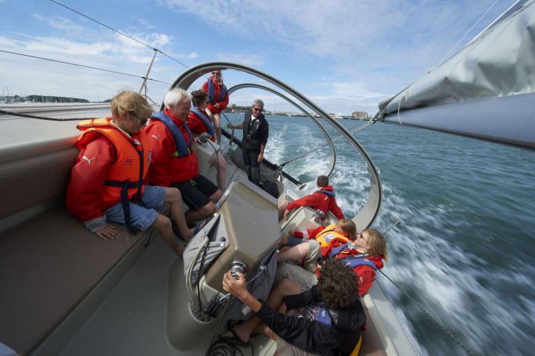 Balade sous voiles sur la rade de Lorient avec la Cité de la voile Eric Tabarly à Lorient La Base (Morbihan)