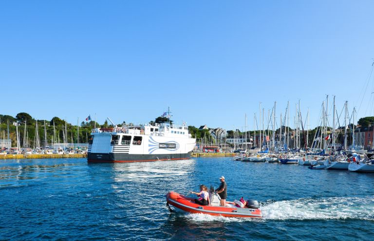 Bateau venant de Lorient à Port Tudy, Groix.