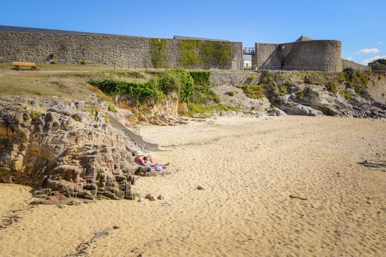 La plage du Lohic à Port-Louis (Morbihan)