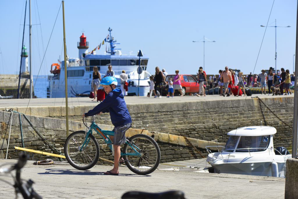Vélo sur le quai du bateau de l'île de Groix.