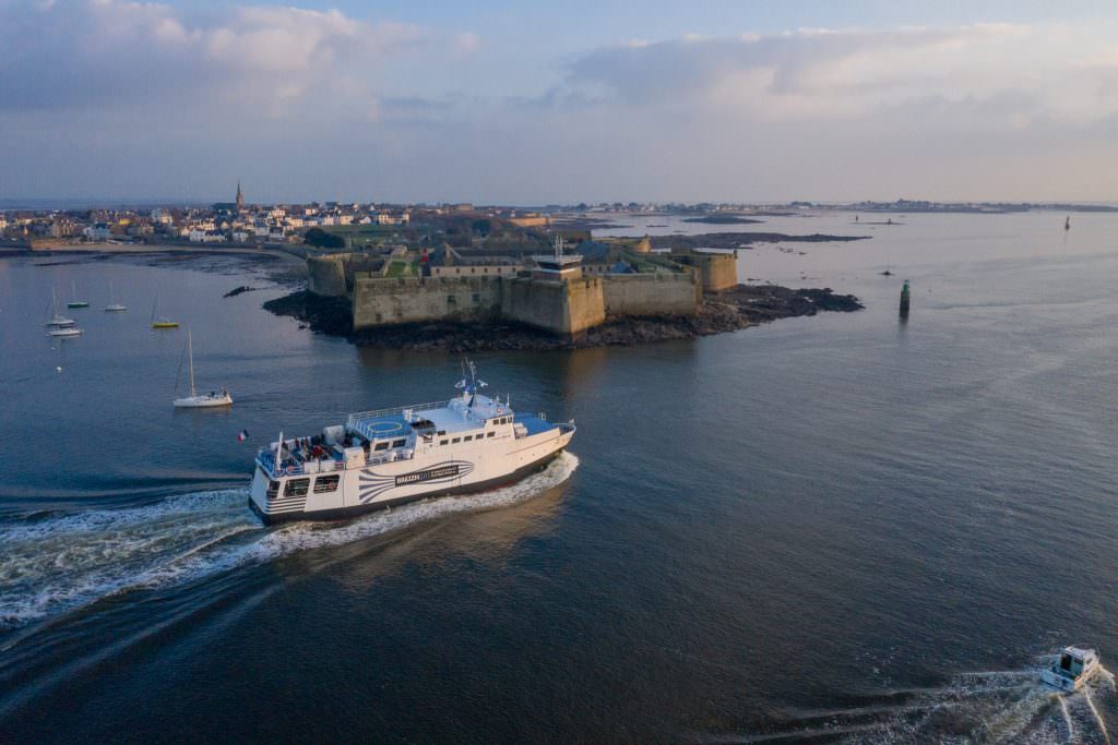 Bateau de traversée pour l'île de Groix devant la Citadelle de Port-Louis (Morbihan)