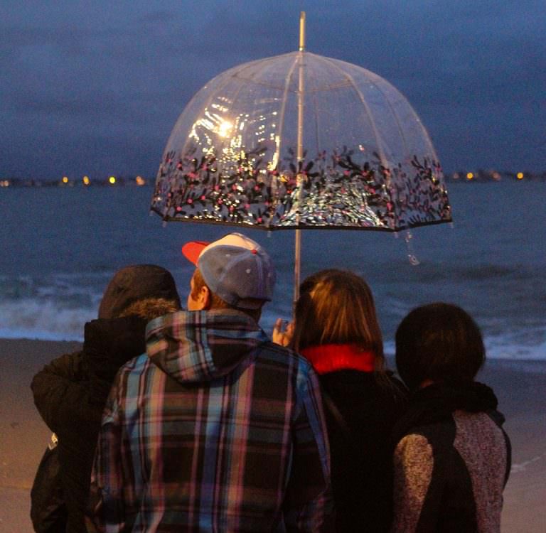 Famille sous la pluie à Larmor-Plage (Morbihan)