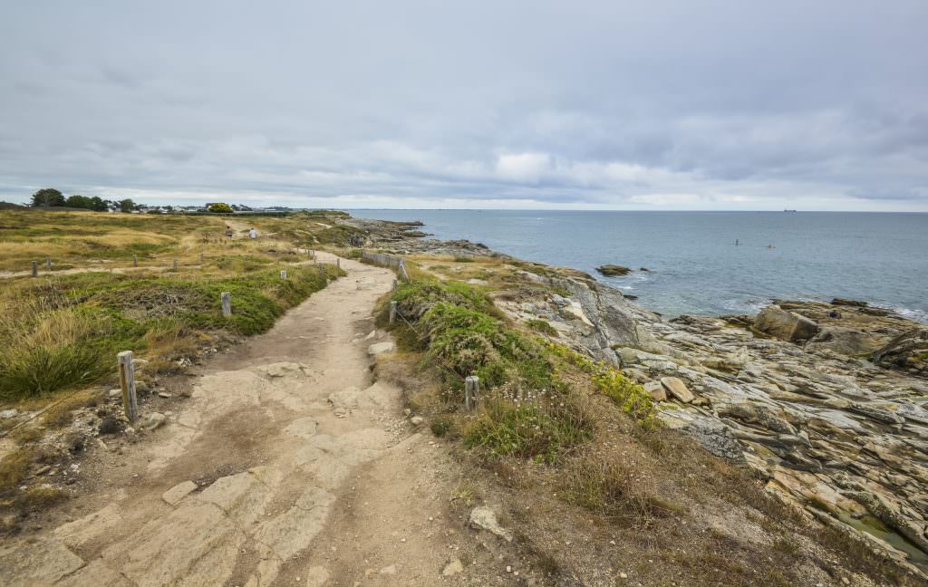 Le GR34 à travers la zone naturelle du Talud, à Ploemeur (Morbihan)