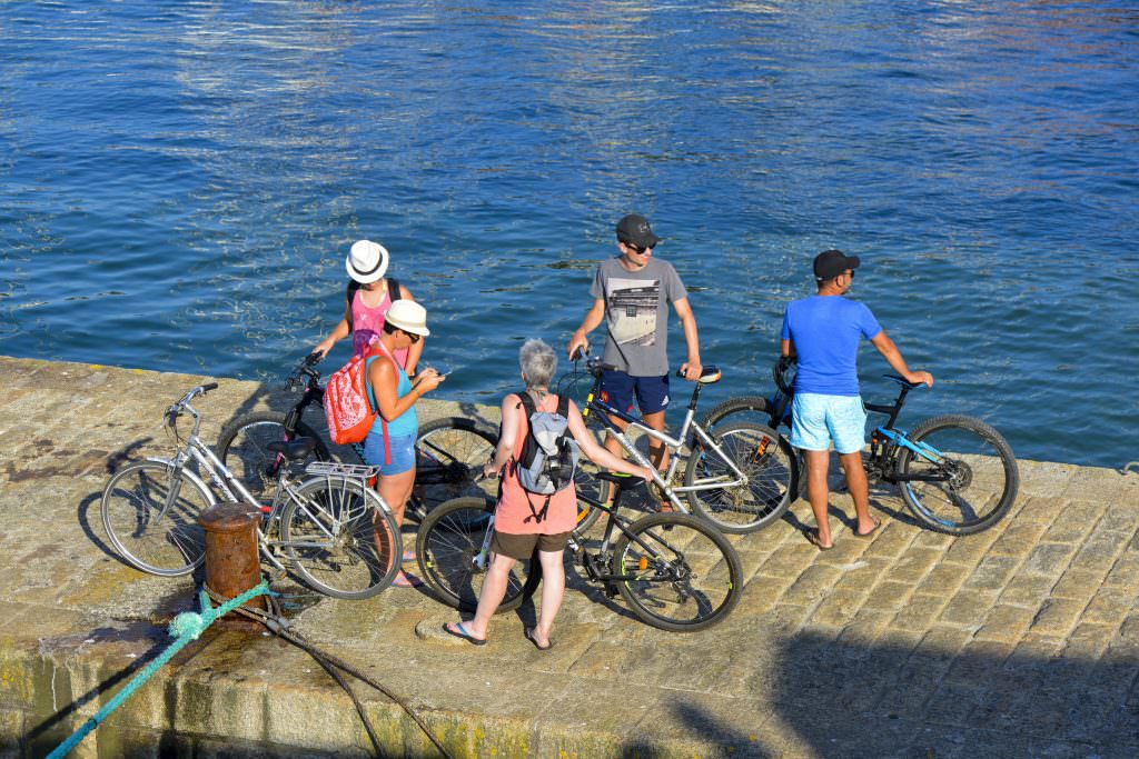 Groupe de cyclistes à Port Tudy, Ile de Groix.