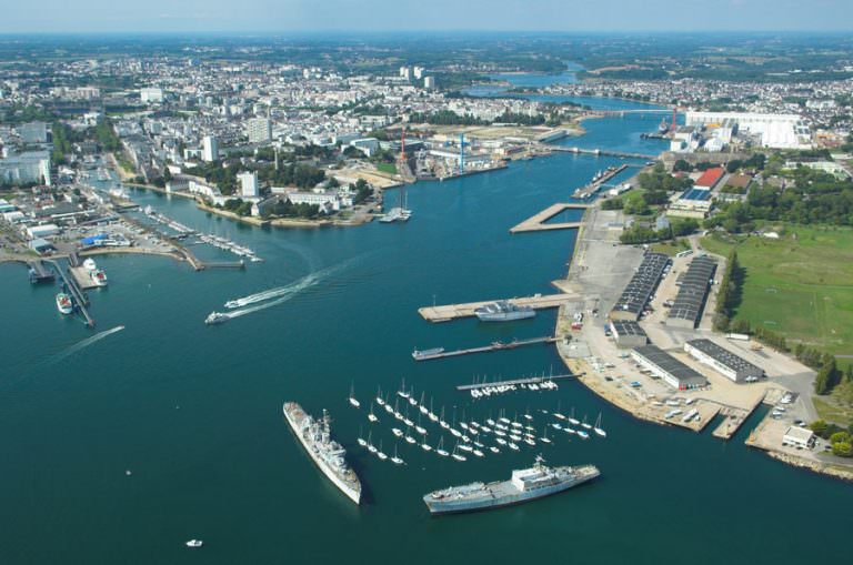 Lorient et Lanester, le port militaire vu du ciel.