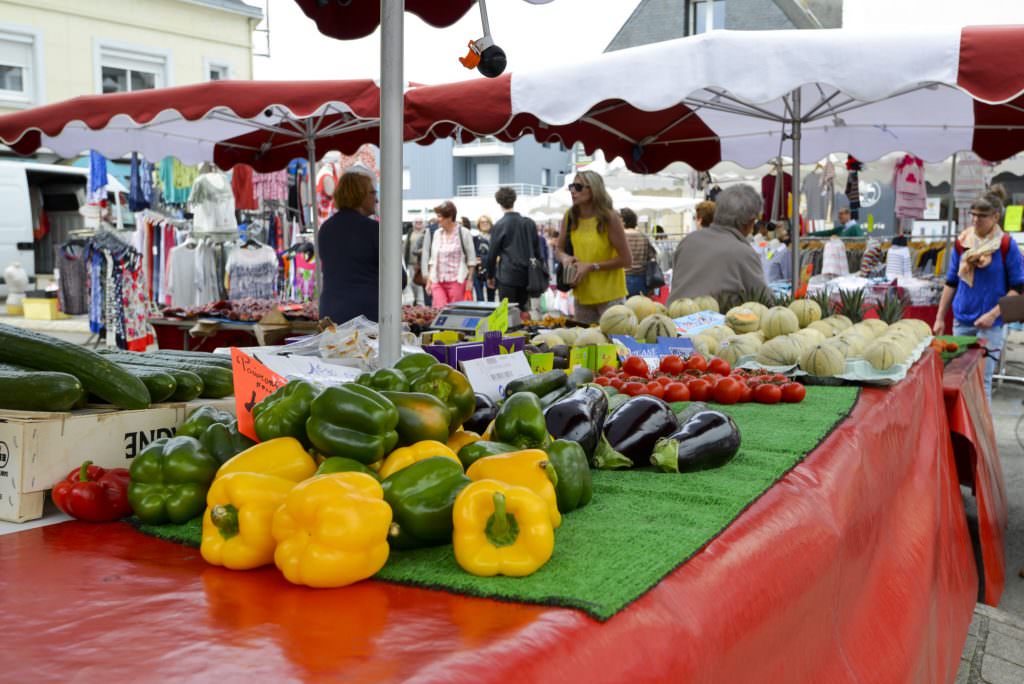 Étal de fruits et légumes sur le marché de Larmor-Plage (Morbihan)