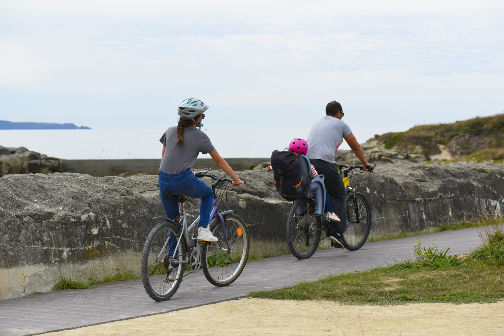 Famille à vélo sur la voie verte du Littoral, le long du mur de l'Atlantique à Ploemeur.