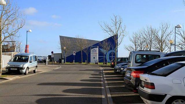 Parking de l'embarcadère vers la gare maritime de Lorient.