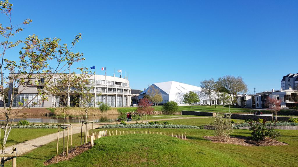 Le parc Mandela et l'Hôtel de Ville de Lanester.