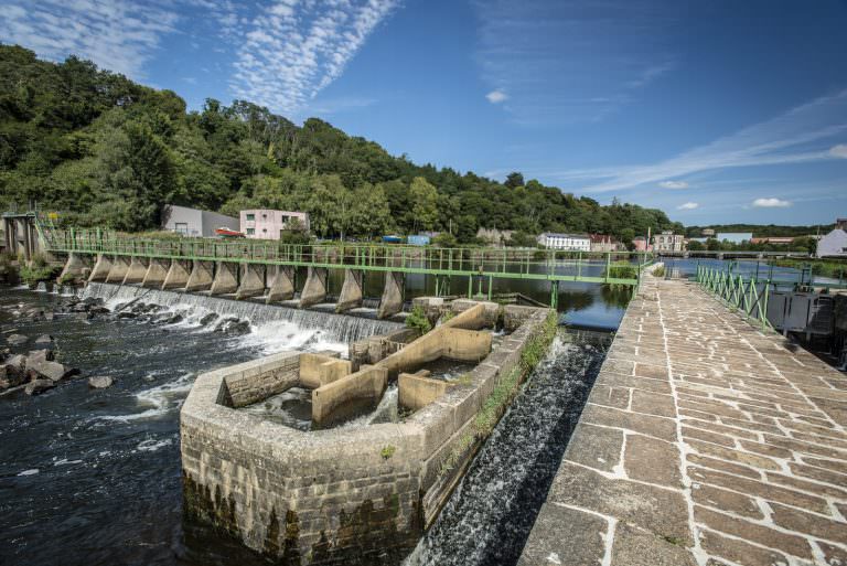 Hennebont, passage de l'eau dans une écluse sur la rivière du Blavet