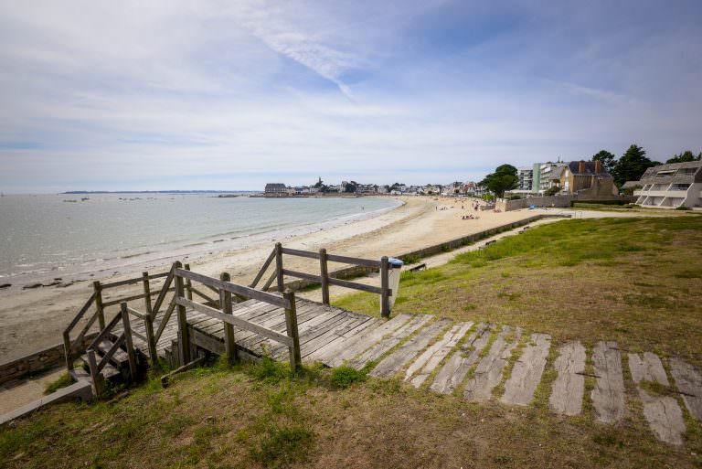 Esplanade donnant sur la plage de Toulhars à Larmor-Plage (Morbihan)