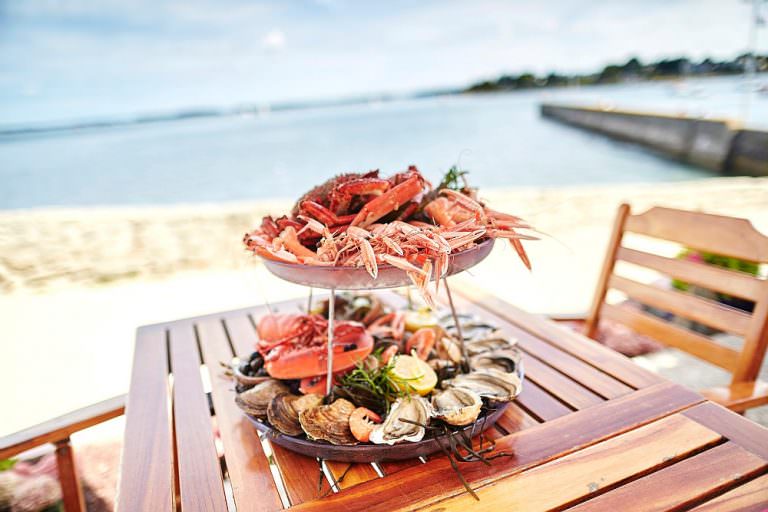 Plateau de fruits de mer en terrasse en bord de mer à Lorient