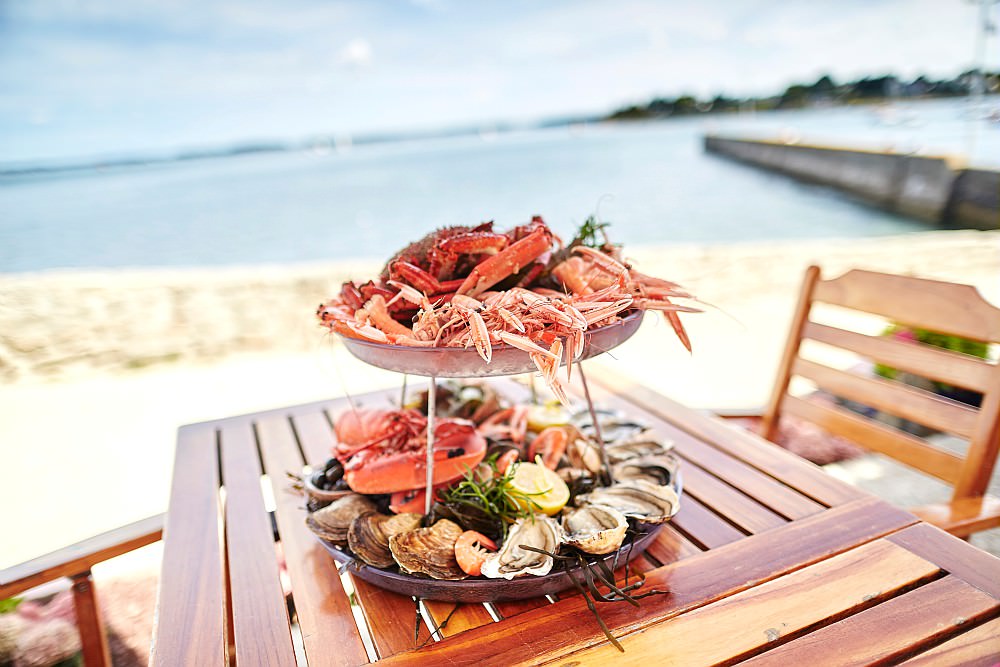 Plateau de fruits de mer en terrasse en bord de mer à Lorient