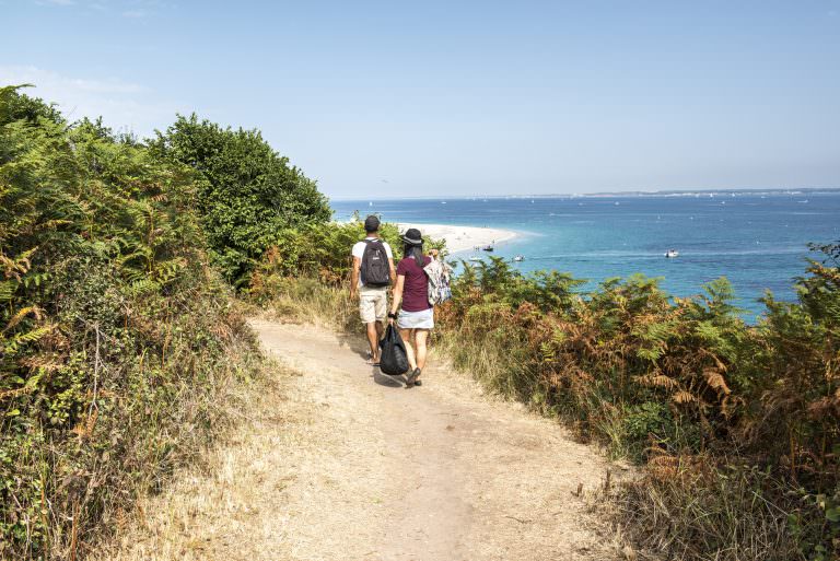 Randonnée pédestre près de la plage des Grands Sables à Groix