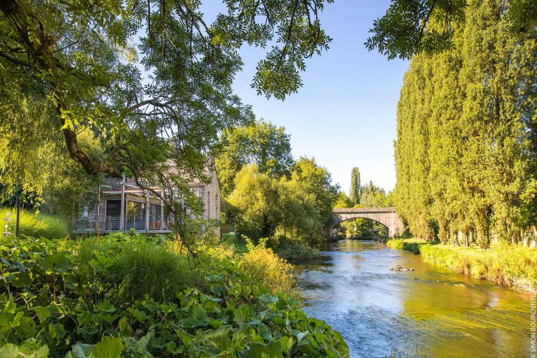 Sur le site du Moulin des Princes à Pont-Scorff, un restaurant accueille dans un cadre bucolique.