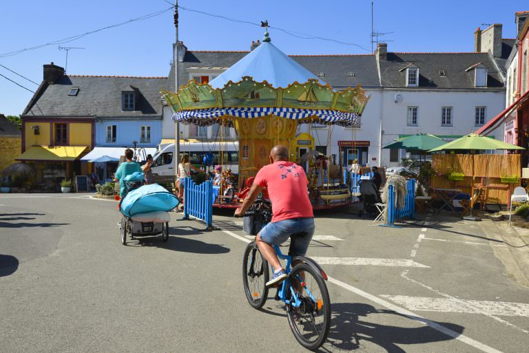 Se déplacer à vélo au bourg sur l'Ile de Groix (Morbihan)