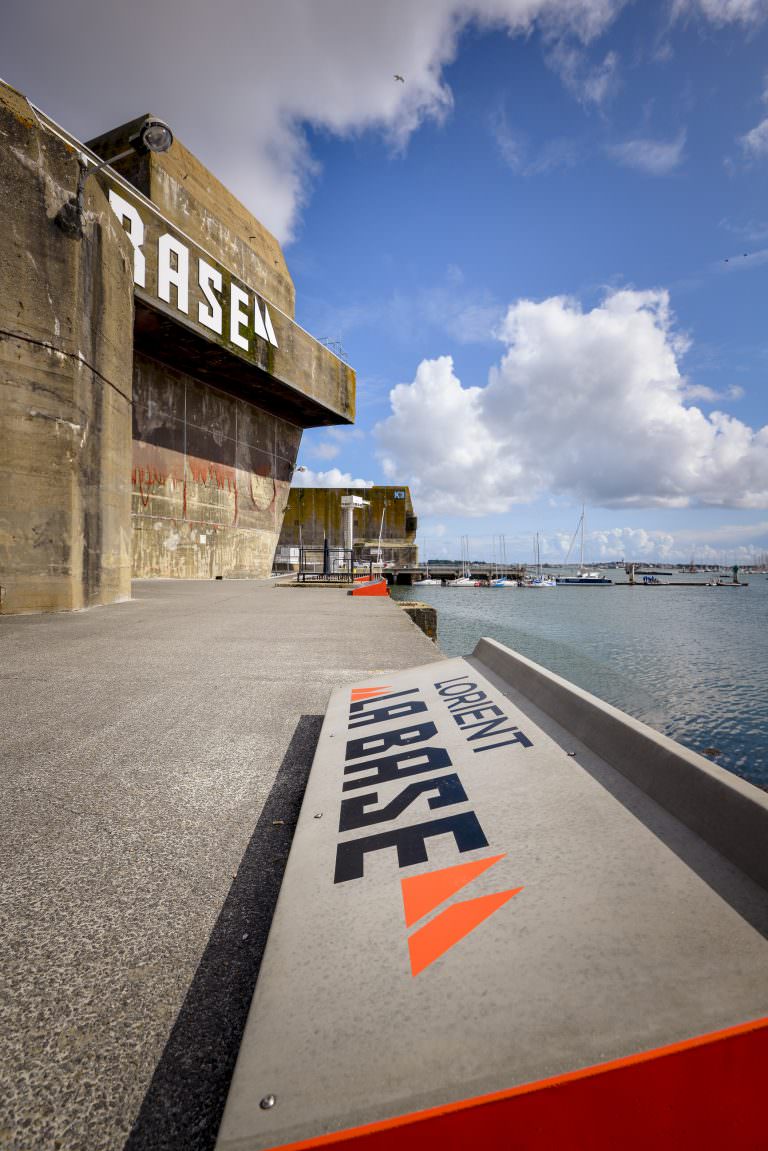 Panneau signalétique sur un quai de Lorient La Base