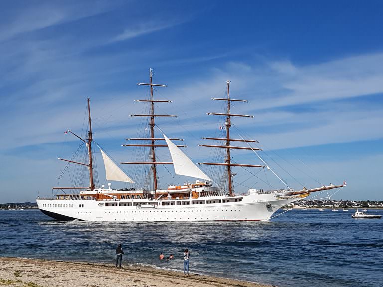 Le bateau de croisière Sea Cloud sort de la rade de Lorient depuis le port de passagers (Morbihan)