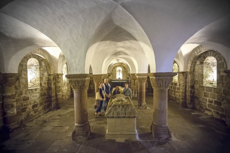 Abbaye Sainte-Croix de Quimperlé et sa crypte du XIe siècle.