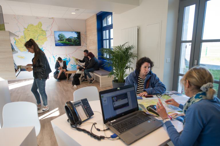 Visiteurs à l'office de tourisme de Lorient Bretagne Sud (Morbihan)