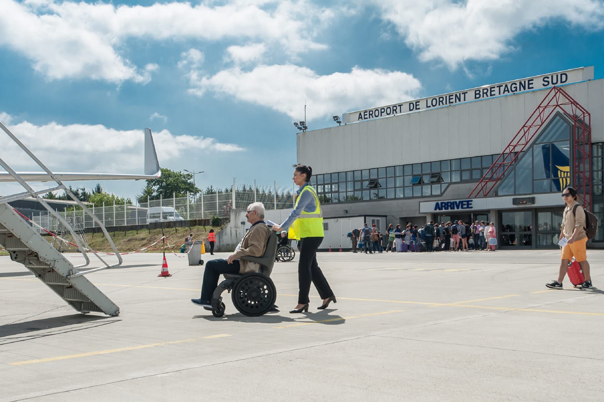 Prise en charge d'une personne en fauteuil roulant à l'aéroport de Lorient Bretagne Sud à Ploemeur