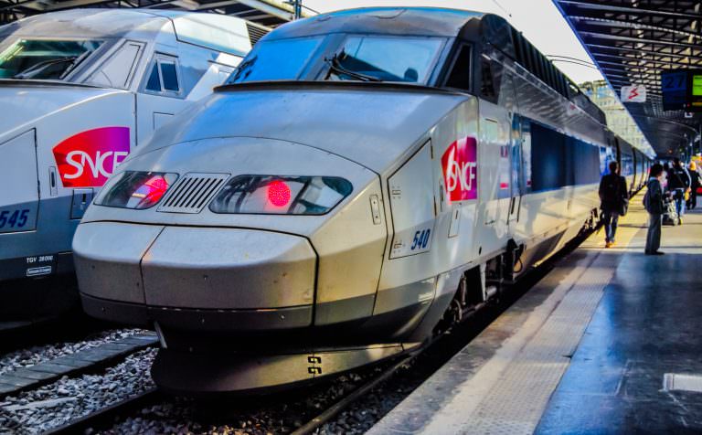 Où aller en Bretagne, Aller en Bretagne en train