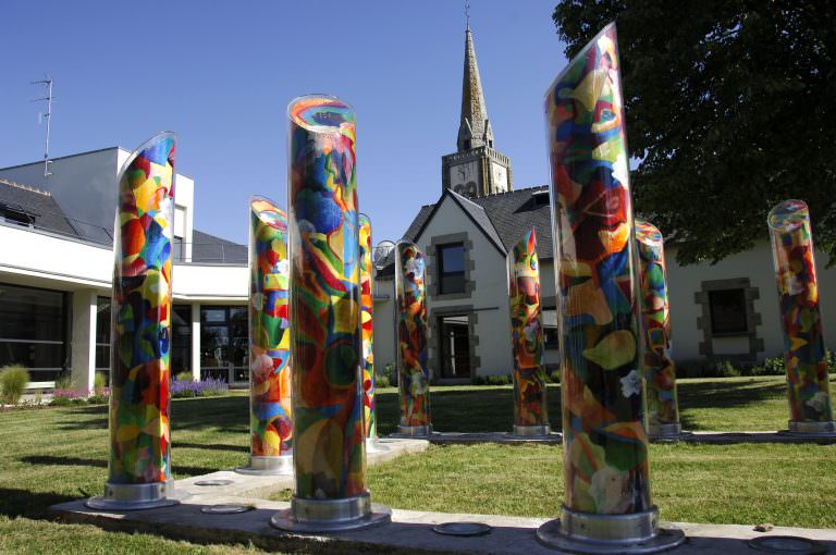 Sculpture : colonnes devant le clocher, Quéven