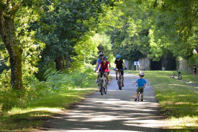 Balade en famille à vélo sur le chemin de halage.