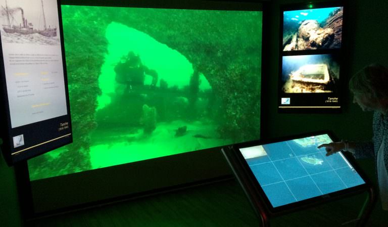 Borne interactive et diffusion de films sous-marins sur les épaves au musée sous-marin de Lorient (Morbihan)