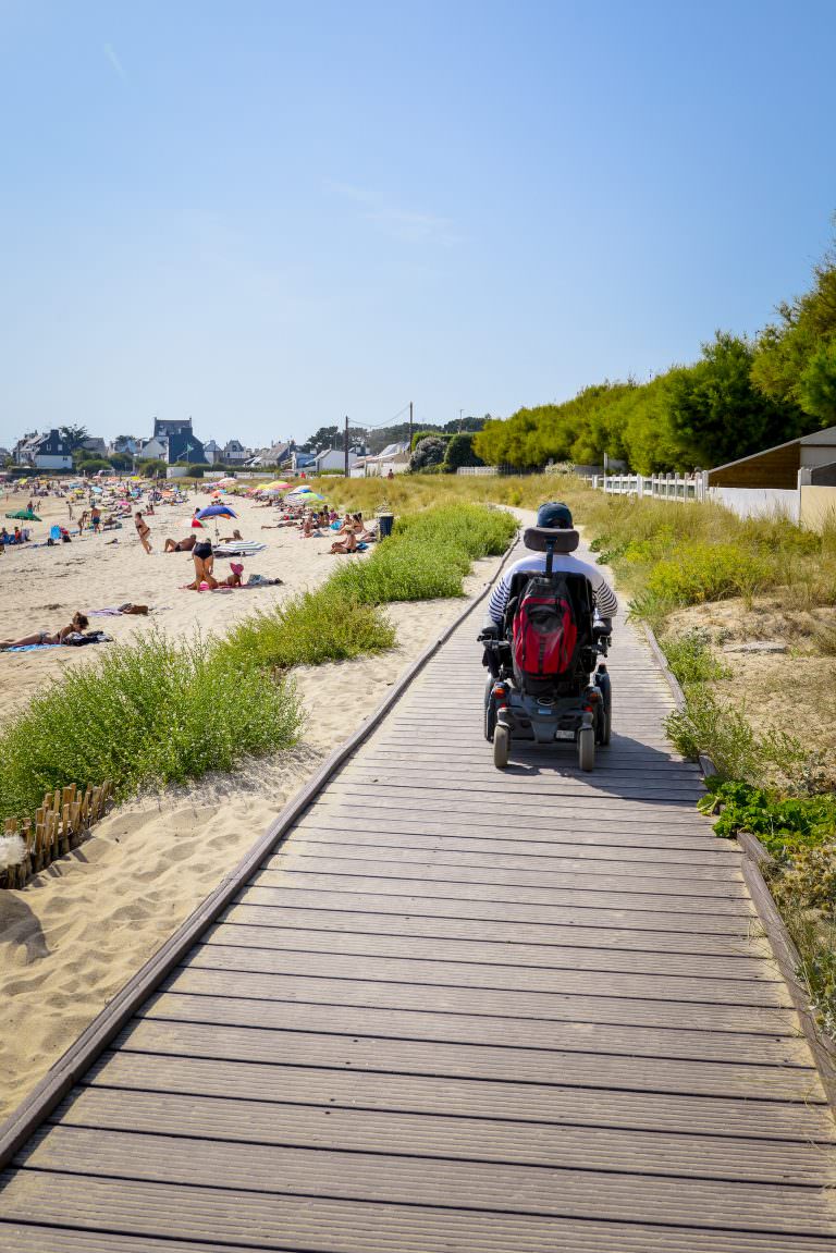 Chemin d’accès de la plage de l'Anse du Stole à Plœmeur, plage labellisée Tourisme & Handicap (Morbihan)