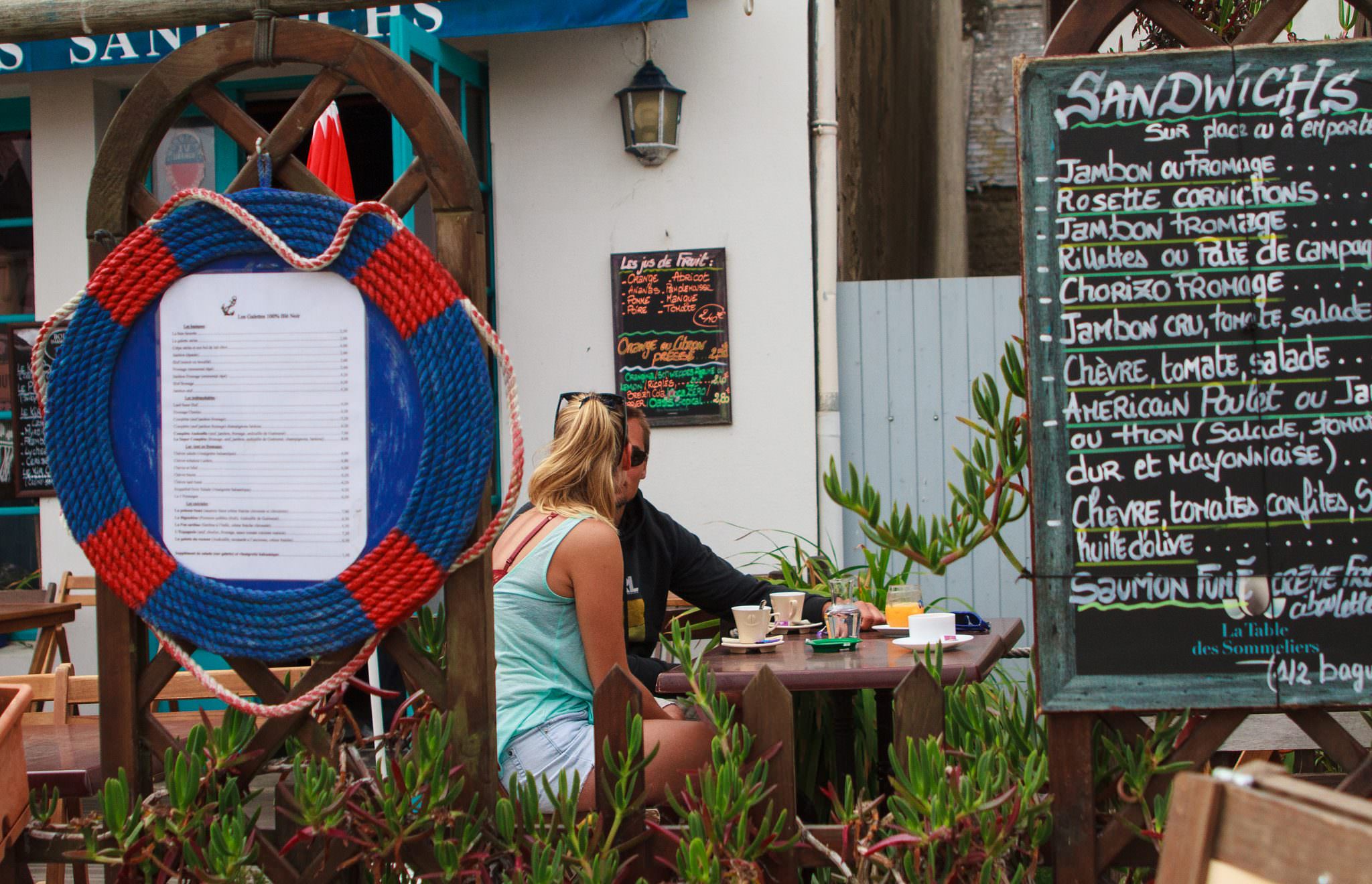 Petit café en terrasse sur l'Ile de Groix