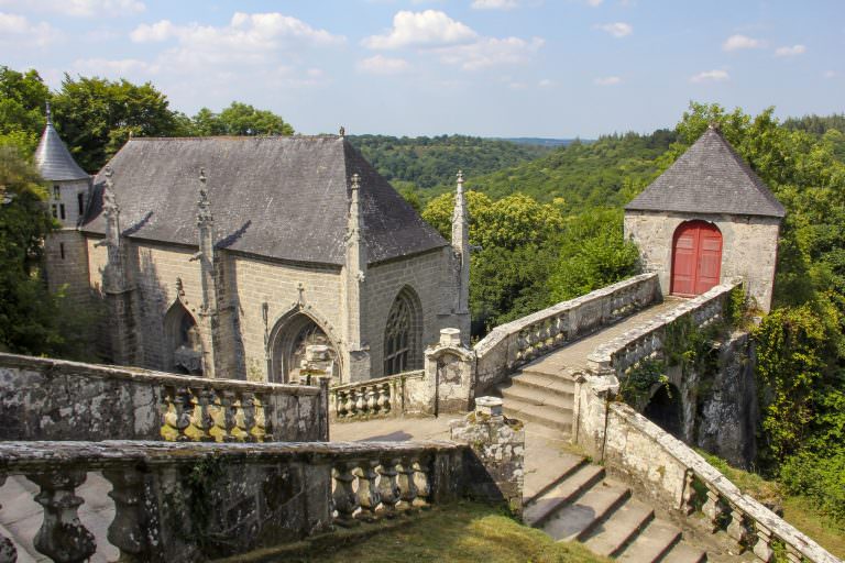 Le Faouët, site de la chapelle Sainte-Barbe et son escalier de granit monumental.