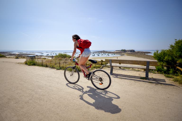 Cycliste au bord des plages de Ploemeur