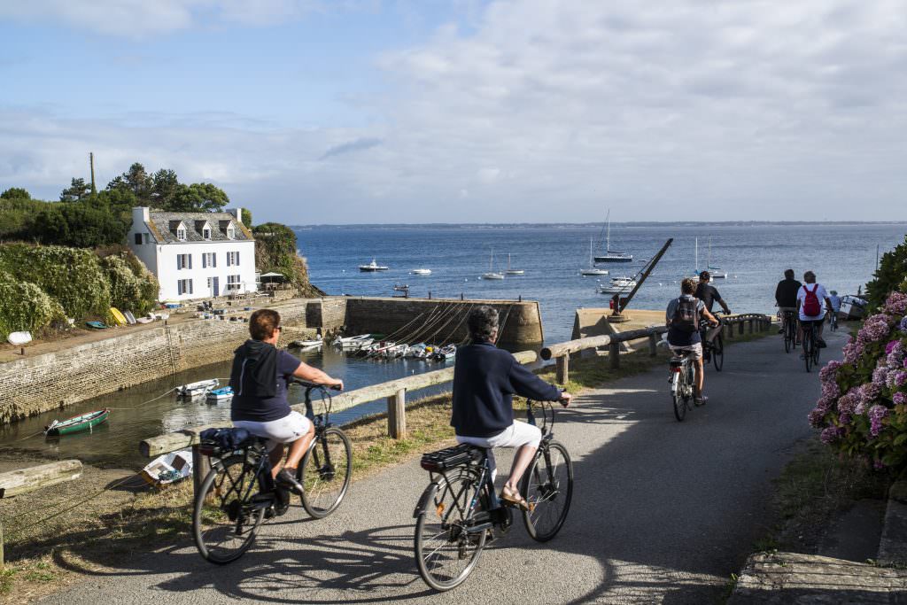 Cycliste en bord de mer à Port-Lay sur l'île de Groix