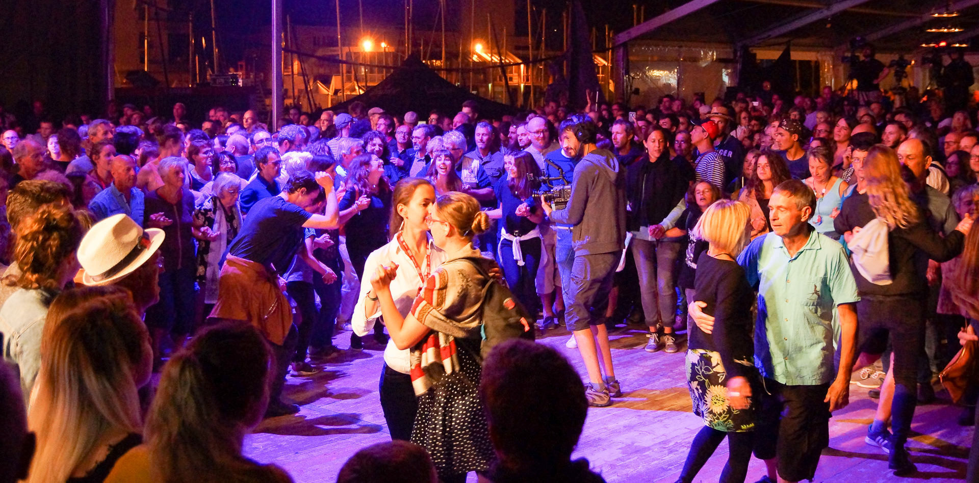 Danses bretonnes au Festival Interceltique de Lorient.