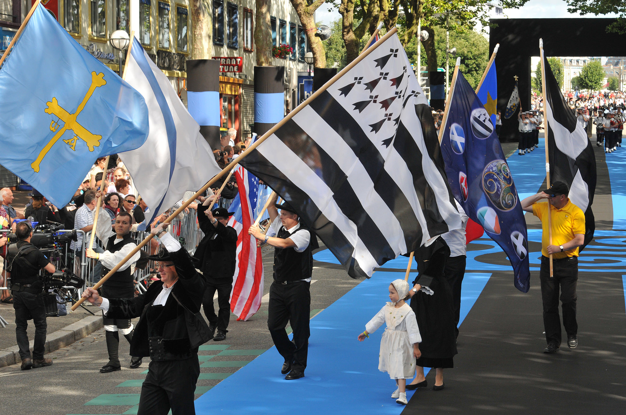 Lorient, drapeaux pendant la grande parade du festival interceltique