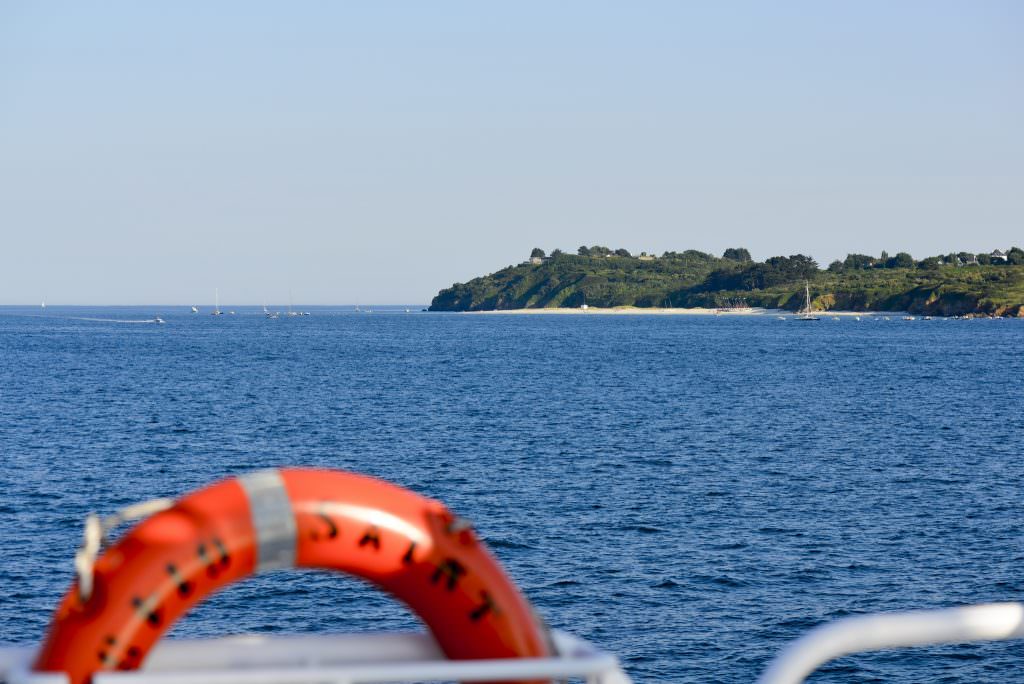 La plage des Grands Sables vue depuis le bateau pour l'île de Groix (Morbihan)