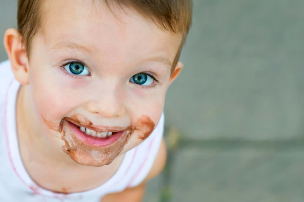 Enfant barbouillé de chocolat