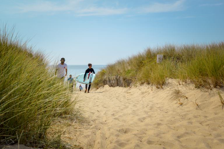 Jeune surfeur revenant de la plage, Guidel