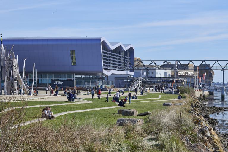 Esplanade de Lorient la Base, avec les jeux pour enfants.
