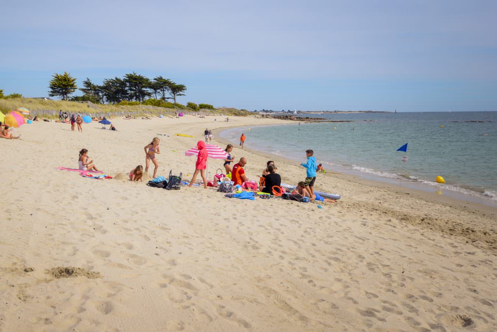 Famille sur la plage de Kerguelen , Larmor Plage