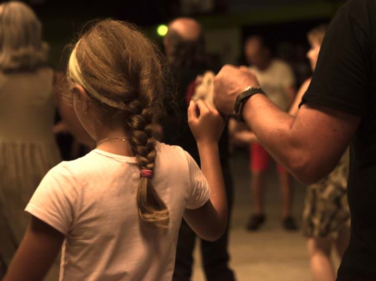 Danse bretonne en famille dans un fest-noz à Lorient.