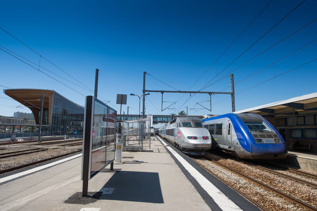 Quai extérieur et train de la gare SNCF de Lorient