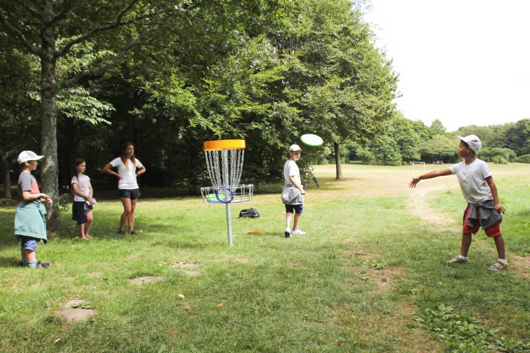 Groupe d'enfants jouant au disque au golf de Quéven (Morbihan)