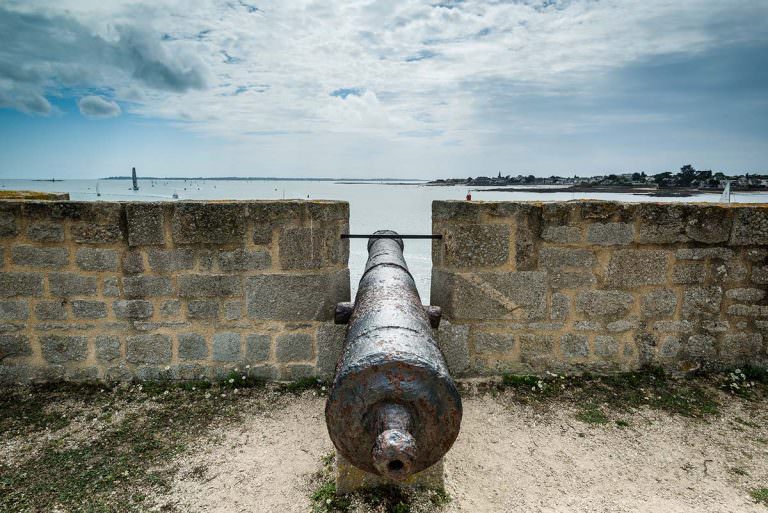Ancien canon de batailles navales à Port Louis